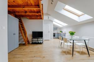 une salle à manger avec une table, des chaises et une télévision dans l'établissement Apartament w centrum, zarezerwuj teraz, à Lublin