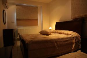 Un pat sau paturi într-o cameră la Vengera Suites