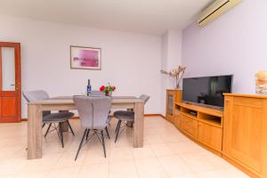 Televízia a/alebo spoločenská miestnosť v ubytovaní Apartments Marina Veskovic