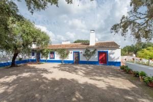 uma casa azul e branca com uma grande entrada em MONTE DO CORTIÇO em Arraiolos