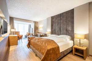 Een bed of bedden in een kamer bij Quellenhof Luxury Resort Passeier