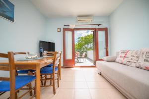 Televízia a/alebo spoločenská miestnosť v ubytovaní Apartments Marina Veskovic