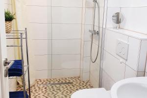 Ένα μπάνιο στο Zentral gelegenes Apartment mit WLAN