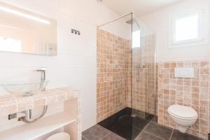 ein Bad mit einem WC und einer Glasdusche in der Unterkunft Les Forges Villas - 4 room villa for 8 people in Vasles