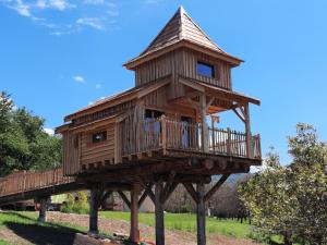 una casa en el árbol expuesta en un parque en Roulottes au pied du Vercors, en Saint-Jean-en-Royans