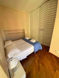 ein kleines Schlafzimmer mit einem Bett und einer Lampe in der Unterkunft Sapri House, Cilento Coast, 60 Mt mare in Sapri