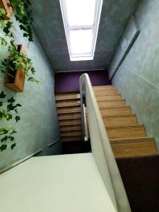 Una escalera en una habitación con tragaluz en Laura Apartments Sinaia, en Sinaia