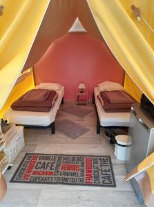 um quarto com duas camas numa tenda em Camping le Chêne em Tallard