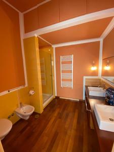 ein Badezimmer mit 2 Waschbecken und 2 WCs in der Unterkunft Sapri House, Cilento Coast, 60 Mt mare in Sapri