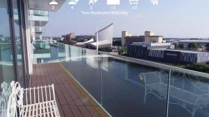 un balcone con piscina in cima a un edificio di Media City Salford Quays a Manchester