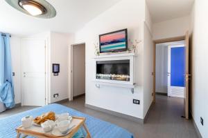 TV a/nebo společenská místnost v ubytování Sunset Bay Tecno Home Sardinia