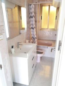 Koupelna v ubytování Apartamento en Salou con las vistas al Port Aventura + 36 fotografií