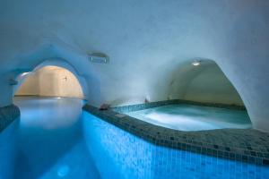 Bazén v ubytování Mystagoge cave pool/jacuzzi, cellar and hammam nebo v jeho okolí