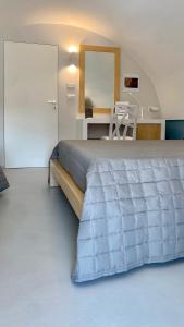 ein Schlafzimmer mit einem großen Bett und einem Spiegel in der Unterkunft manzoniquattro in Mottola