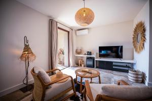 TV a/nebo společenská místnost v ubytování Terre de Maquis, maison d'hôtes vue mer Corse