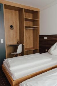 Hotel Drei Kreuz tesisinde bir odada yatak veya yataklar