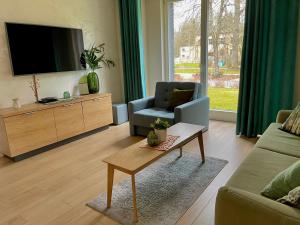 Μια τηλεόραση ή/και κέντρο ψυχαγωγίας στο Apartament Magia Puszczy z widokiem na Puszcze Białowieska