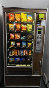 una máquina expendedora llena de chips en Newton Inn, en Newton