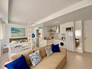 a living room with a couch and a kitchen at Ventum Suite in Tarifa