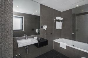 Koupelna v ubytování Essence Inn Marianos Hotel