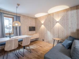 - un salon avec une table et un canapé dans l'établissement Haus Widmann, à Fieberbrunn