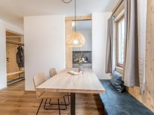 Haus Widmann في فييبربرون: غرفة طعام مع طاولة وكراسي خشبية