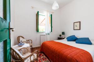 Schlafzimmer mit einem Bett, einem Tisch und Stühlen in der Unterkunft Villa Cassiopea in Terrasini