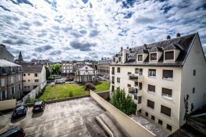 uma vista para uma cidade com edifícios e carros em ROOSEVELT #7 - Studio coquet - 1 chambre em Brive-la-Gaillarde