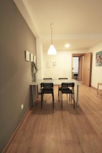 ein Esszimmer mit einem Tisch und 4 Stühlen in der Unterkunft Apartamento Labegain 5 in Sestao