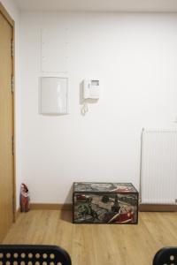 a room with a white wall with a picture on the wall at Apartamento Labegain 5 in Sestao