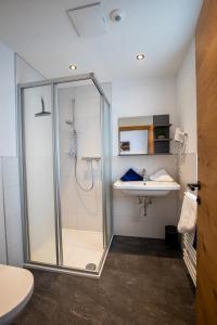 La salle de bains est pourvue d'une douche et d'un lavabo. dans l'établissement Apart Elluto, à Sölden