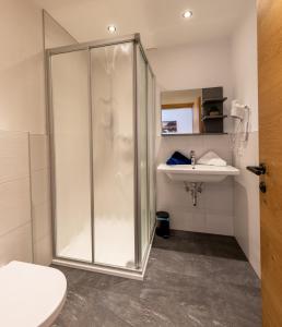 La salle de bains est pourvue d'une douche et d'un lavabo. dans l'établissement Apart Elluto, à Sölden
