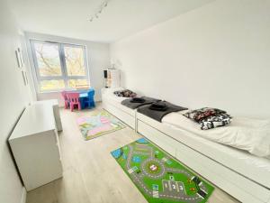 Postel nebo postele na pokoji v ubytování Rodzinny Apartament Platany Centrum