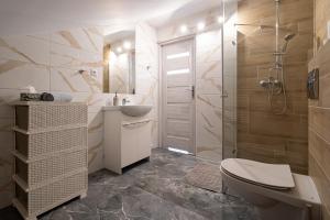 Kúpeľňa v ubytovaní City Center Apartments Lofty z klimatyzacją + 37 fotografií
