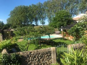 a view of the garden and swimming pool at La Closerie in Villeneuve-lès-Béziers