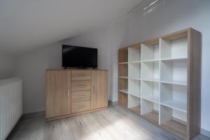 Televízia a/alebo spoločenská miestnosť v ubytovaní City Center Apartments Lofty z klimatyzacją