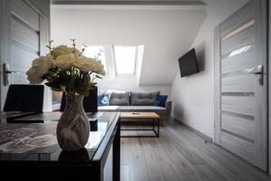 Televízia a/alebo spoločenská miestnosť v ubytovaní City Center Apartments Lofty z klimatyzacją