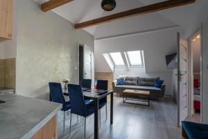 Posedenie v ubytovaní City Center Apartments Lofty z klimatyzacją