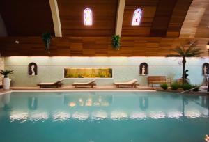 Bazén v ubytovaní Spa Residence Carbona Apartman 104 alebo v jeho blízkosti