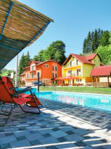 um par de cadeiras sentadas ao lado de uma piscina em Green Villas Tjentiste em Tjentište