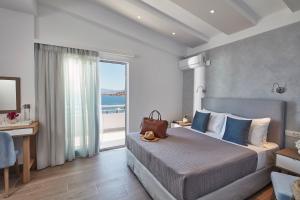 una camera con letto e vista sull'oceano di ALKINOI RESORT AND SPA a Monemvasía