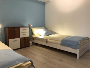 sypialnia z 2 łóżkami i komodą w obiekcie Apartment Blickfang Winterberg w mieście Winterberg