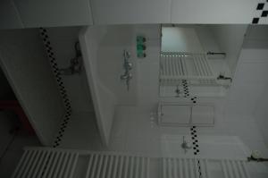 Una vista aérea de un baño con lavabo. en Pension 't hofje 350 meter van het strand, en Noordwijk aan Zee