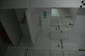 an overhead view of a bathroom with a sink at Pension 't hofje 350 meter van het strand in Noordwijk aan Zee