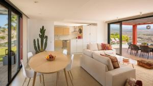 een woonkamer met een bank en een tafel bij Las Terrazas Villa 3 in Salobre