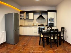
O bucătărie sau chicinetă la Apartamente Maria Mamaia
