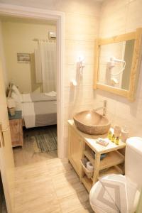 Kúpeľňa v ubytovaní Akrotiri B&B