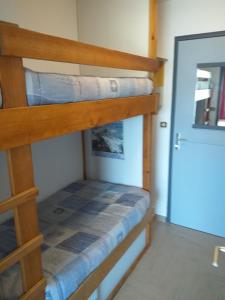 a bedroom with two bunk beds in a room at Appartement 4 personnes - La Voile - Pendine 2 - Puy Saint Vincent 1600 in Puy-Saint-Vincent +2 photos