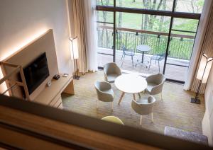 Holiday Inn Resort Shinano-Omachi Kuroyon by IHG的电视和/或娱乐中心