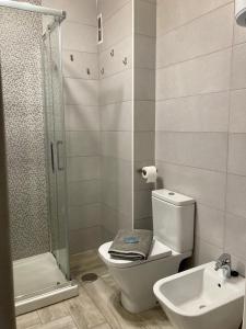 Et badeværelse på Residence Marineda Playa Cabezo + 11 billeder